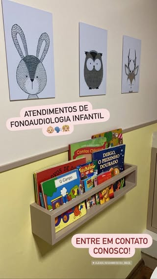 Sala de fonoaudiologia infantil com livros e quadros lúdicos